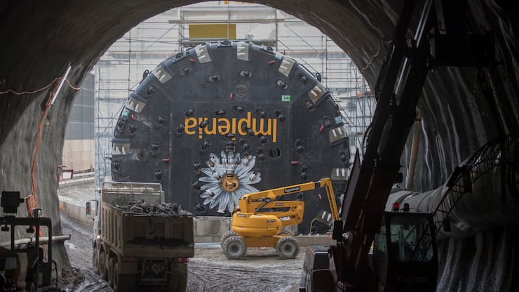 Die Tunnelbohrmaschiene wird zur Zeit zusammengebaut anlaesslich eines Medienrundganges auf der Baustelle des Boezbergtunnel Neubau bei Schinznach-Dorf im Kanton Aargau am Mittwoch 22. Februar 2017. (KEYSTONE/Urs Flueeler)