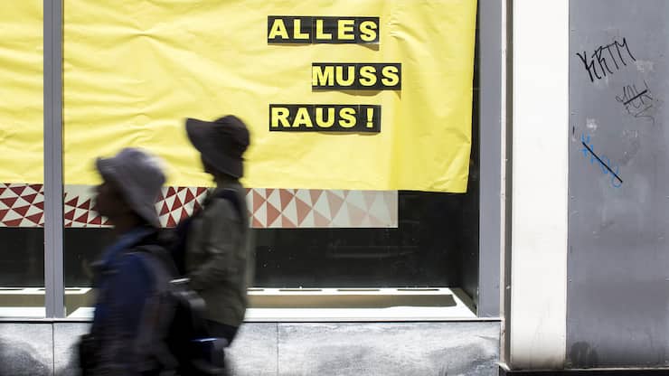 Personen vor einem Schaufenster mit der Aufschrift "alles muss raus" in der Altstadt Luzern, fotografiert am Dienstag, 26. Juni 2018. Der Detailhandel in der Stadt Luzern leidet. Viele Traditionsgeschaefte und Firmen haben in den letzten Monaten ihren Betrieb geschlossen oder die Stadt Luzern verlassen...(KEYSTONE/Alexandra Wey)