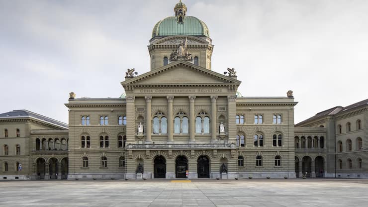 Das Bundeshaus und der menschenleere Bundesplatz, am Samstag, 21. Maerz 2020 in Bern. (KEYSTONE/Peter Klaunzer)