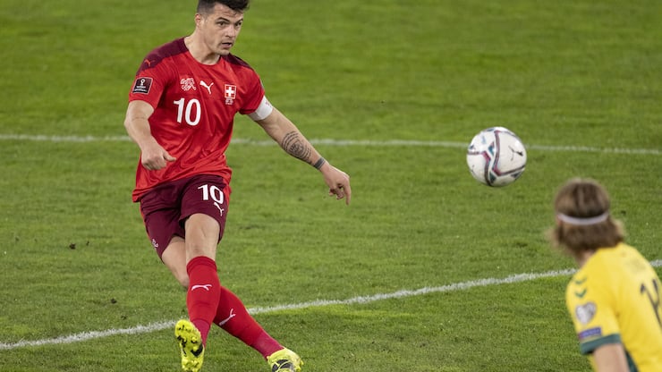 Granit Xhaka von der Schweizer Fussballnationalmannschaft aufgenommen waehrend des Spiels gegen Litauen, am 28. Maerz 2021 im Stadion Kybunpark in St. Gallen . (KEYSTONE/Gaetan Bally)
