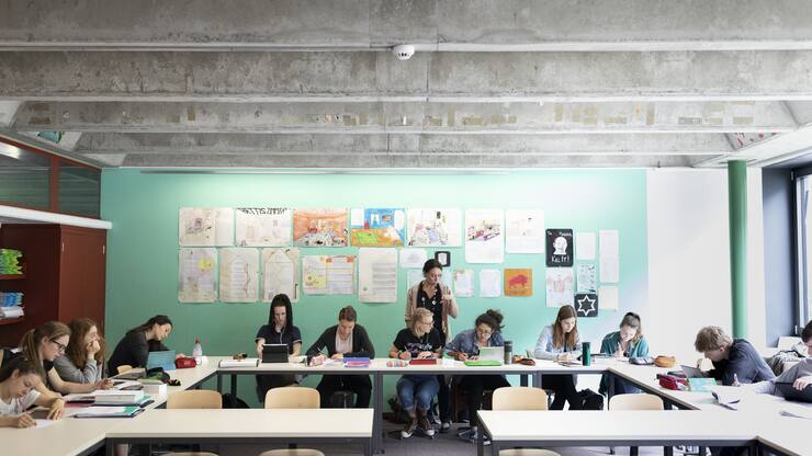 Eine Klasse in einem Klassenzimmer während einer Französischlektion.