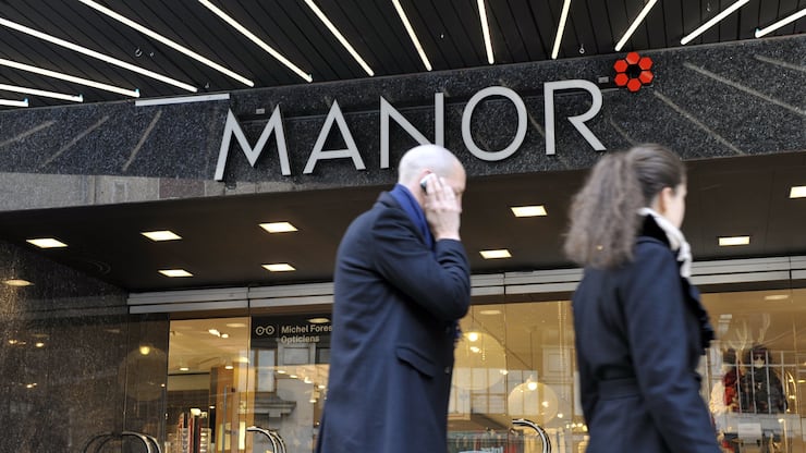 Des personnes photographie devant l'entree du magasin Manor, ce jeudi 28 octobre 2010 a Geneve. (KEYSTONE/Martial Trezzini)