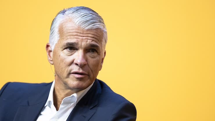 Der CEO der Grossbank UBS Sergio Ermotti, nimmt an einer Talkrunde am "Tag der Wirtschaft 2025" des Wirtschaftsverbandes Economiesuisse teil, am Freitag, 5. September 2025 im Kongresszentrum Trafo in Baden. (KEYSTONE/Andreas Becker)