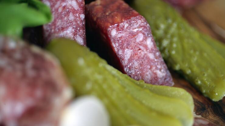 Fleischplatte mit Landjaegern und Essiggurken, aufgenommen im Februar 2005. (KEYSTONE/Martin Ruetschi) === , ===