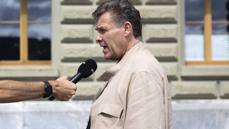 Alfred Gantner, Initiant und Mitglied des Initiativkomitees der Kompass-Initiative, gibt ein Interview bei der Einreichung der Kompass-Initiative, am Freitag, 29. August 2025, vor der Bundeskanzlei in Bern. (KEYSTONE/Peter Klaunzer)