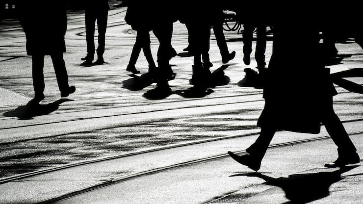Menschen bewegen sich am Freitag, 24. Januar 2014, auf dem Paradeplatz in Zuerich. (KEYSTONE/Ennio Leanza)