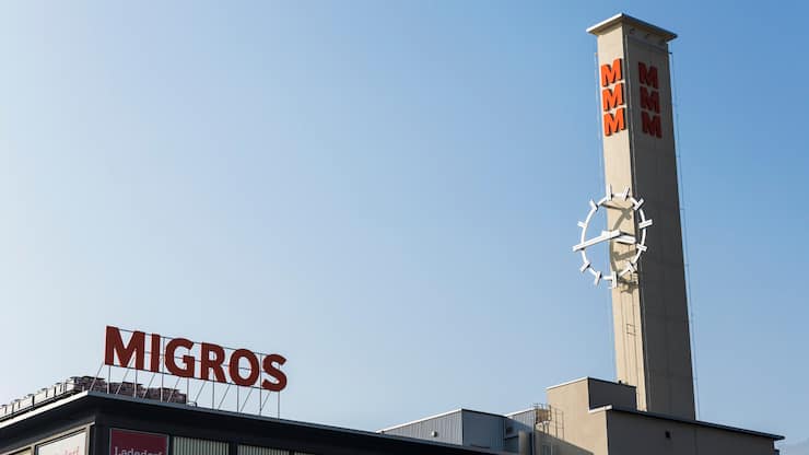 Am Turm der MMM-Migros-Filiale Langendorf zeigt eine Uhr die Zeit an, aufgenommen am 4. Maerz 2013 in Langendorf, Kt. Solothurn. (KEYSTONE/Gaetan Bally)