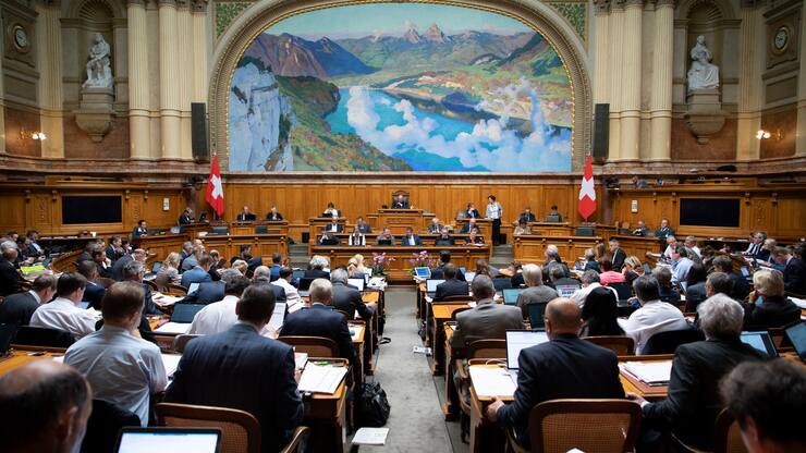 Parlamentarier debattieren im Nationalrat in Bern.