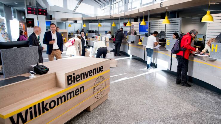 Une cliente parle au guichet d'une Poste avant une conference de presse de La Poste, sur le bilan intermediaire de sa strategie de transformation et de restructuration de son reseau 2020 ce lundi 15 octobre 2018 a Fribourg. (KEYSTONE/Laurent Gillieron)