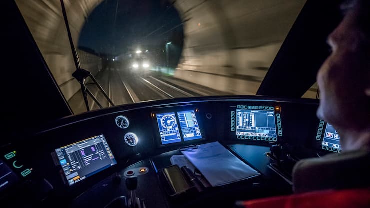 Testfahrt eines Schnellzuges mit neuem Assistenzleitsystem fuer Lokfuehrer am Dienstag, den 5. Dezember 2017, auf der SBB-Bahnstrecke zwischen Bern und Olten. (KEYSTONE/Christian Merz)