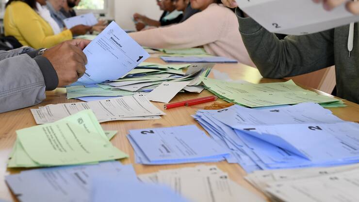 Auszaehlen von Stimmzetteln in einem Zuercher Wahllokal am Sonntag, 24. September 2017. (KEYSTONE/Walter Bieri)