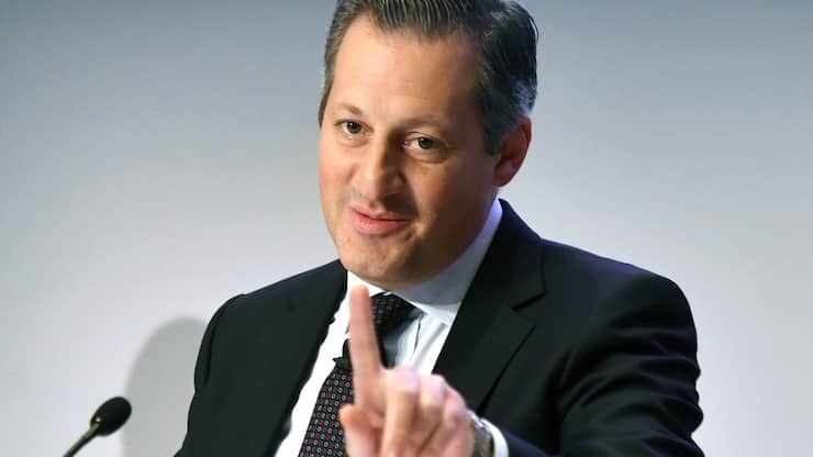 Boris F.J.Collardi, CEO Julius Baer orientiert an einer Medienkonferenz in Zuerich am Mittwoch, 1. Februar 2017 ueber das vergangene Geschaeftsjahr. Die Privatbanken-Gruppe Julius Baer machte 2016 mehr Gewinn als im Vorjahr. Zudem stiegen die verwalteten Vermoegen um 12 Prozent auf den neuen Rekordstand 336 Milliarden Franken. (KEYSTONE/Walter Bieri)