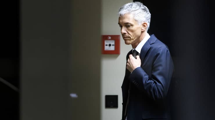 Michael Lauber trifft am Montag, 13. Mai 2019 zur Anhoerung der vereinigten Geschaeftspruefungskommission GPK des National- und Staenderats im Bundeshaus in Bern ein. Die GPK will nach den Geheimtreffen zwischen Lauber und Fifa Chef Gianni Infantino entscheiden, ob sie Vorbehalte gegen Laubers Wiederwahl in der Sommersession hat. (KEYSTONE/Anthony Anex)