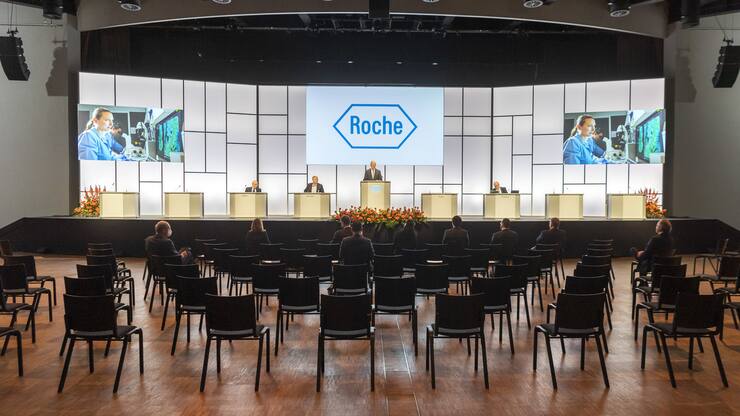 Verwaltungsratspraesident Christoph Franz, Mitte, spricht vor den Verwaltungsraeten im sonst leeren Saal des Congress Centers an der Generalversammlung der Roche in Basel am Dienstag, 17. Maerz 2020. Aufgrund der Ausrufung der ausserordentlichen Lage durch den Bundesrat zur Bekaempfung des Corona-Virus sind keine Aktionaere im Saal zugelassen. (KEYSTONE/Georgios Kefalas)
