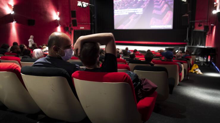 Des personnes s'installent avant de visioner le film "L'?le aux oiseaux" dans la salle de projection du Cinema CityClub le jour de sa reouverture lors de la pandemie de Coronavirus (Covid-19) ce samedi 6 juin 2020 a Pully pres de Lausanne. (KEYSTONE/Laurent Gillieron)