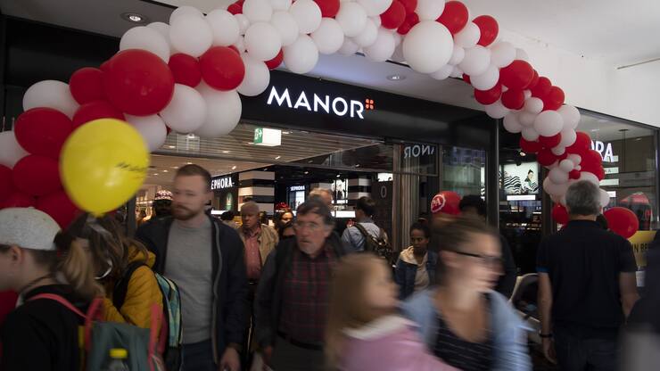 Kunden waehrend der offiziellen Eroeffnung des neuen Manor Store, am Donnerstag, 25. April 2019 in Bern. (KEYSTONE/Anthony Anex)