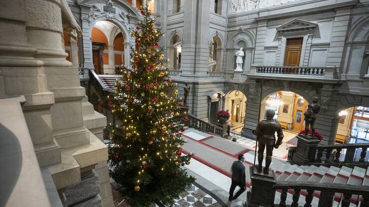 Der traditionelle Weihnachtsbaum schmueckt die Eingangshalle an der Wintersession der Eidgenoessischen Raete, am Mittwoch, 2. Dezember 2020 im Bundeshaus in Bern. (KEYSTONE/Alessandro della Valle)