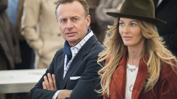 Kirsty Bertarelli, droite, et Ernesto Bertarelli, gauche, lors de l'inauguration officielle du prac animalier de La Garenne ce jeudi 7 avril 2016 a Le Vaud. Apres la reouverture le 19 mars dernier, ce ne sont pas moins de 25'000 visiteurs qui ont frequente la Garenne au cours des vingt premiers jours, dont 6'000 durant le premier week-end. (KEYSTONE/Cyril Zingaro)