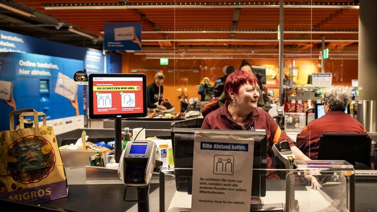 Cornelia Portenier arbeitet in der Migros am Limmatplatz in Zuerich, am Freitag, 20. Maerz 2020. (KEYSTONE/Alexandra Wey)
