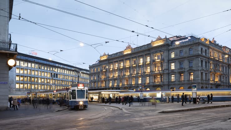 Trams and passers-by at Paradeplatz square with the headquarters of the Swiss banks UBS, left, and Credit Suisse, right, in the background, in Zurich, Switzerland, on February 4, 2019. (KEYSTONE/Gaetan Bally)Trams und Passanten am Paradeplatz mit dem Hauptsitz der UBS, links, und Credit Suisse, rechts, im Hintergrund, am 4. Februar 2019 in Zuerich. (KEYSTONE/Gaetan Bally)