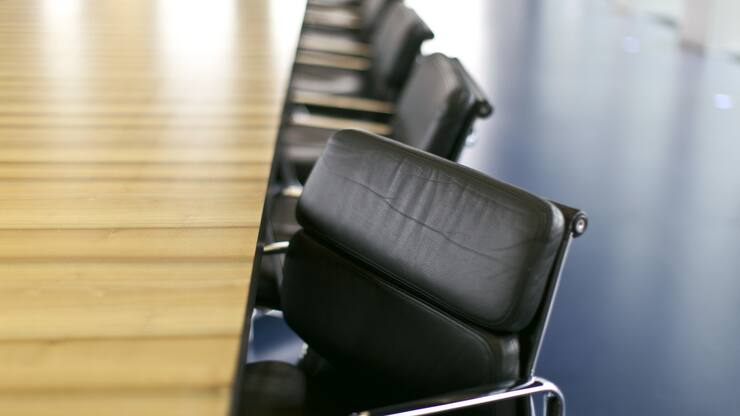 Sessel stehen in einem Sitzungszimmer, aufgenommen am 5. Juni 2012 in Winterthur . (KEYSTONE/Gaetan Bally)