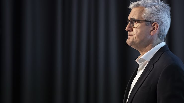 ARCHIVBILD --- ZUM RUECKTRITT PER SOFORT VON ABB CEO ULRICH SPIESSHOFER STELLEN WIR IHNEN FOLGENDES BILDMATERIAL ZUR VERFUEGUNG --- Ulrich Spiesshofer, CEO of ABB, speaks during a press conference about the divestment of ABBs power grid division to the Japanese company Hitachi, on Monday, December 17, 2018, in Zurich, Switzerland. Under the terms of the agreement, ABB will receive 7.6 to 7.8 billion US dollars for 80 percent of its grid business. (KEYSTONE/Ennio Leanza).