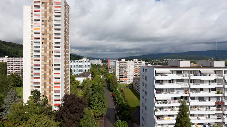 Wohnblocks in Spreitenbach, aufgenommen am Montag, 8. August 2011. (KEYSTONE/Alessandro Della Bella)