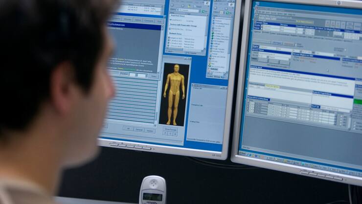 Ein medizinischer Fachmann studiert Informationen auf einem Bildschirm im Zentrum fuer Telemedizin Medgate in Basel, am 12. Dezember 2006, um einem Patienten Rat per Internet oder Telefon erteilen zu koennen. Medgate ist ein aerztliches Informations- und Beratungszentrum.  (KEYSTONE/Gaetan Bally) === ,  ===