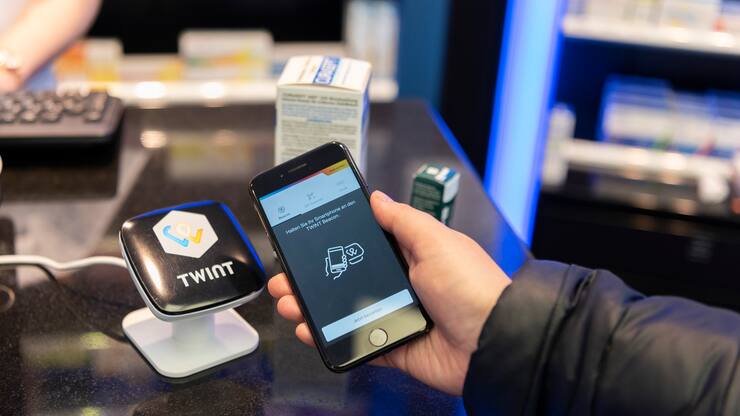 ARCHIVBILD ZU RAZZIA BEI TWINT --- [Staged Picture] A person uses the Twint cashless payment system via app on a smartphone at a Twint beacon terminal in an Amavita pharmacy in Berne, Switzerland, on May 2, 2018. (KEYSTONE/Christian Beutler)