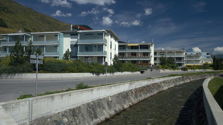 18.08.2013, Tavau (Davos), Kanton Graubuenden, Schweiz - Wohnhaeuser, die in den Sommermonaten ueberwiegend leer stehen, in Davos Dorf. Entlang des Wasserlaufs des Flueelabach liegt dieses Wohngebiet. (QF, europisch, Flelabach, Gebude, Gewsser, Graubnden, Huser, Kanton Graubnden, Wohngebude, Wohnhuser) 00R130818D063CARO.JPG (KEYSTONE/CARO/Caro / Ruffer)