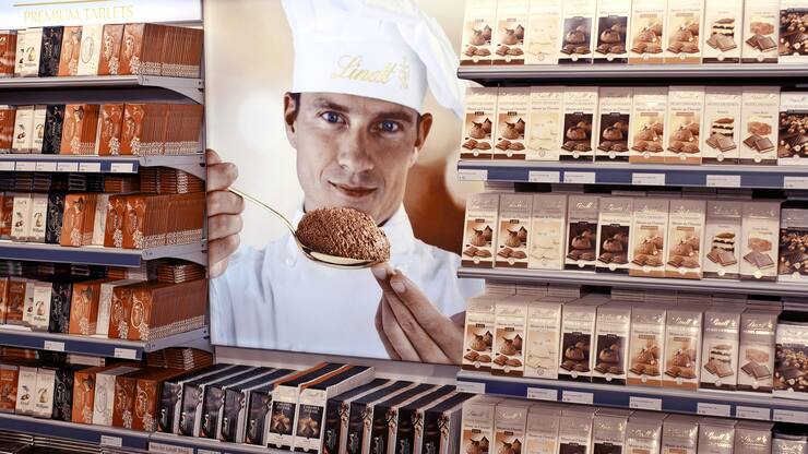 Chocolate bars at the factory store of chocolate factory "Lindt & Spruengli AG" in Kilchberg in the canton of Zurich, Switzerland, pictured on March 10, 2010. (KEYSTONE/Martin Ruetschi)Tafelschokoladen im Fabrikladen der Schokoladefabrik "Lindt & Spruengli AG" in Kilchberg im Kanton Zuerich, aufgenommen am 10. Maerz 2010. (KEYSTONE/Martin Ruetschi)