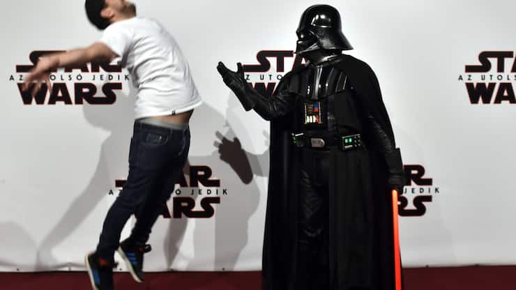 Ein als Darth Vader gekleideter Cosplayer stellt an der ungarischen Premiere von "Star Wars: The Last Jedi2 im Cinema City in Budapest eine Kampfszene dar.