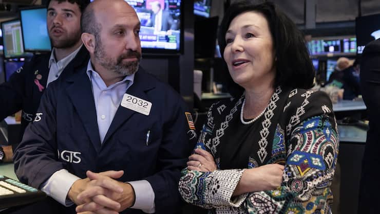 epa10741979 Oracle CEO Safra Catz (R) visits the floor of the New York Stock Exchange in New York, USA, 12 July 2023. US stocks surged on 12 July after the United States Department of Labor data showed that inflation of consumer prices was lower in June. The Consumer Price Index for All Urban Consumers (CPI-U) rose 0.2 percent in June, after increasing 0.1 percent in May, while the all items index increased 3.0 percent over the last 12 months, according to the data. EPA/JUSTIN LANE
