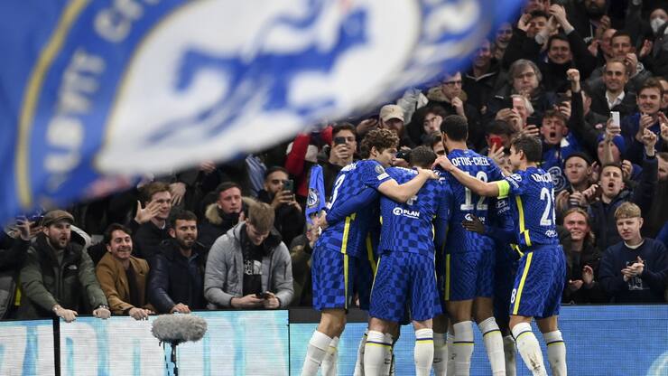 epa09777570 Players of Chelsea celebrate the 2-0 goal during the UEFA Champions League round of 16, first leg soccer match between Chelsea FC and Lille OSC (LOSC) in London, Britain, 22 February 2022. EPA/Andy Rain