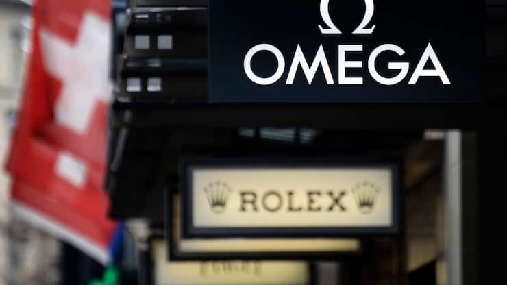 Die Logos der Schweizer Uhrenlabels Omega und Rolex an der Zürcher Bahnhofstrasse.