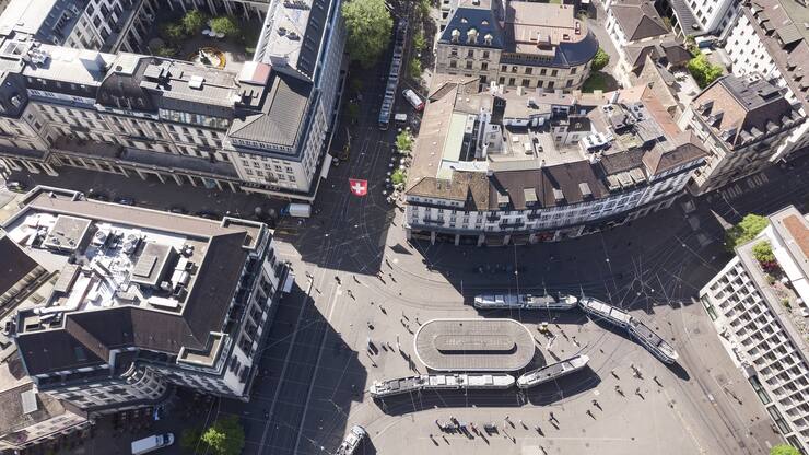Drone image of Paradeplatz square with the tram stop "Paradeplatz" with the headquarters of the two Swiss banks UBS and Credit Suisse, in Zurich, Switzerland, on April 25, 2019. (KEYSTONE/Gaetan Bally)Drohnenaufnahme vom Paradeplatz mit Tramstation der "Paradeplatz" und dem Hauptsitz der Schweizer Grossbanken UBS und Credit Suisse, am 25. April 2019 in Zuerich. (KEYSTONE/Gaetan Bally)