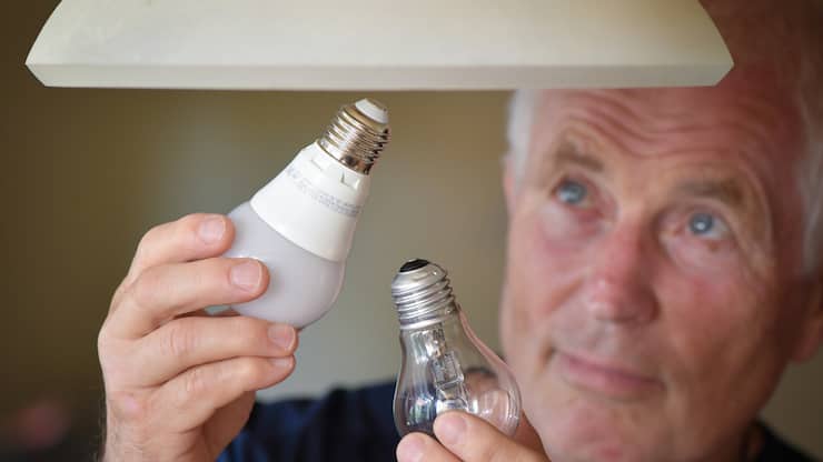 Halogenlampe wird gegen eine energiesparende LED-Lampe ausgewechselt.