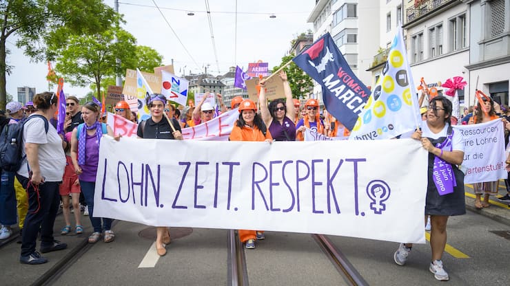 Impressionen der Grosskundgebung, die Frauen treffen sich beim Central und laufen Richtung Helvetiaplatz anlaesslich den Frauenstreik, am Freitag, 14. Juni 2019, in Zuerich. (KEYSTONE/Melanie Duchene)