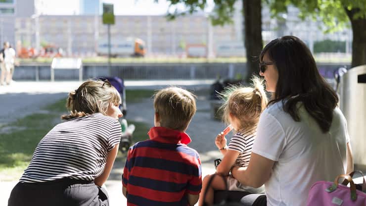 An LGBT family - a lesbian couple with their two children - on the playground of the Community Centre Wipkingen during a meeting of the umbrella organisation "Regenbogenfamilien" (LGBT Families) in Zurich, Switzerland, on June 8, 2019. (KEYSTONE/Gaetan Bally)Eine Regenbogenfamilie - ein lesbisches Paar mit ihren zwei Kindern - auf dem Spielplatz des GZ (Zuercher Gemeinschaftszentrum) Wipkingen waehrend einem Treffen des Dachverbandes "Regenbogenfamilien" am 8. Juni 2019 in Zuerich. (KEYSTONE/Gaetan Bally)