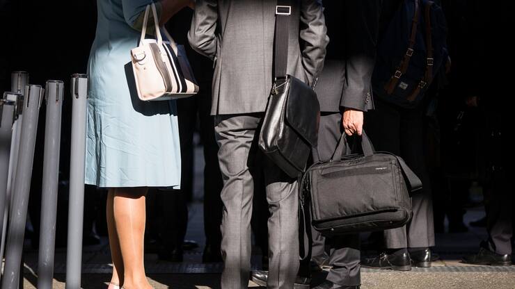 Botschafter und Botschafterinnen versammeln sich vor einem Fototermin bei der Botschafter- und Aussennetzkonferenz, am Montag, 21. August 2017 im Stade de Suisse in Bern. Vertreterinnen und Vertreter der Schweiz (Botschafter, Generalkonsuln, Chefs der Kooperationsbueros der DEZA sowie hoehere Kader der Bundesverwaltung) nehmen an der Botschafterkonferenz unter dem Motto "TeamSchweiz, Gemeinsam geruestet für 2030" teil.  (KEYSTONE/Peter Klaunzer)