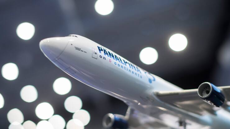 Ein Flugzeugmodell an der an der Bilanzmedienkonferenz des Logistikkonzerns Panalpina, am Mittwoch, 4. Maerz 2015, in Zuerich. Der Basler Logistikkonzern Panalpina hat im vergangenen Jahr seinen Betriebsgewinn verdoppelt und auch den Konzerngewinn deutlich gesteigert. Der Umsatz ging jedoch etwas zurueck. (KEYSTONE/Ennio Leanza)