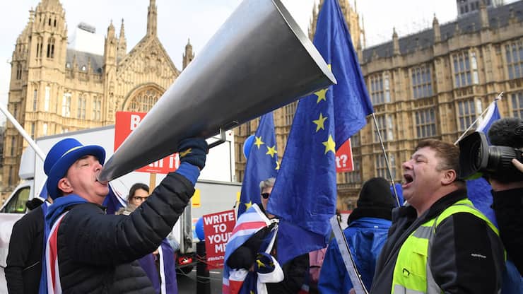 Pro and anti Brexit protesters outside the Houses of Parliament in Westminster in London, Britain, 09 January 2019. MPs will resume debating Theresa May's Brexit plan a month after she postponed the original commons vote. According to news reports the Met police have been urged to take action against pro Brexit protesters who abuse MP's. This comes after Conservative MP Anna Soubry was verbally abused and called Nazi scum by pro Brexit protesters on 07 January.  EPA/FACUNDO ARRIZABALAGA