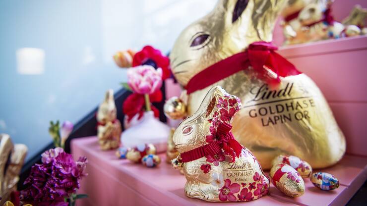 A Lindt Gold Rabbit during a press conference on the company's full-year results for 2017, Tuesday, March 6. 2018, in Kilchberg, Switzerland. (KEYSTONE/Melanie Duchene)