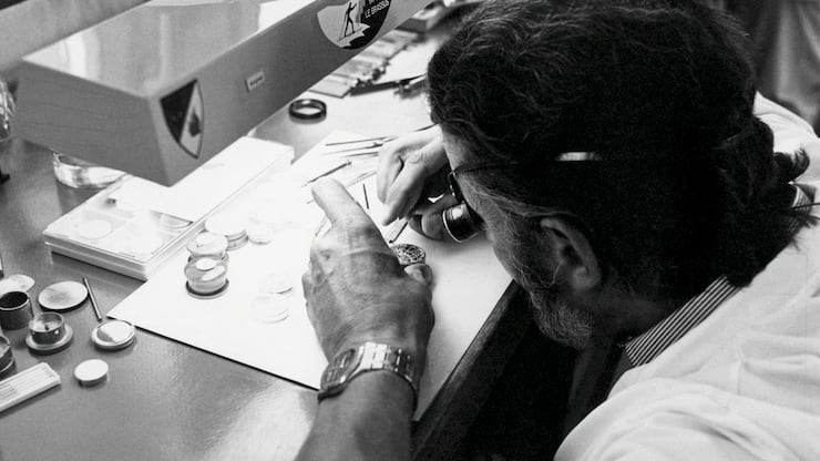 MANUFAKTUR Ein Uhrmacher in den Achtzigern, die Royal Oak am Arm, das Kaliber 2121 vor sich.