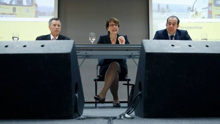 Susanne Ruoff, Konzernleiterin Post, Mitte, spricht an der Seite von Ulrich Hurni, Leiter PostMail, links, und Frank Marthaler, Leiter Swiss Post Solutions,
