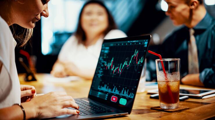 Cafe junge Leute Tisch Laptop Aktienkurse