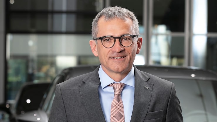 Helmut Ruhl arbeitet seit 2017 bei der Amag, seit März 2021 als CEO. Er studierte in Würzburg BWL, bildete sich am IMD Lausanne weiter, arbeitete weltweit in Führungspositionen bei Daimler/Mercedes.