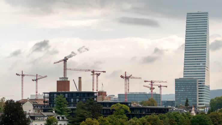 Viele Kraene stehen auf dem Gelaende des Roche-Areals in Basel, am Freitag, 7. September 2018. (KEYSTONE/Georgios Kefalas)