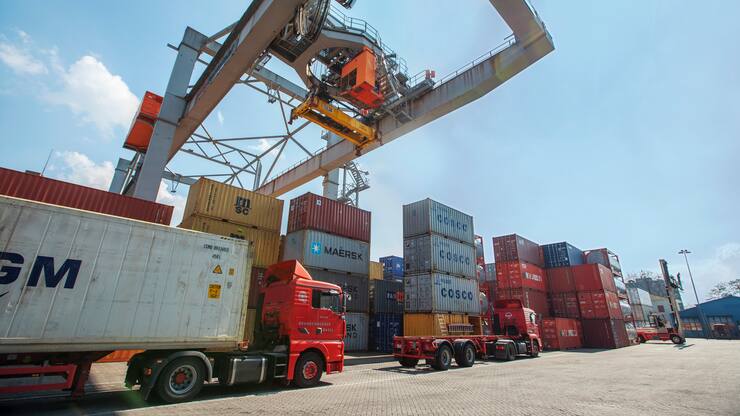 A crane unloads containers from a truck at the crane at the harbor Kleinhueningen, in Basel, Switzerland, pictured on March 29, 2011. (KEYSTONE/Gaetan Bally)Ein Kran entlaedt am 29. Maerz 2011 Container von Lastwagen im Hafen Kleinhueningen in Basel. (KEYSTONE/Gaetan Bally)