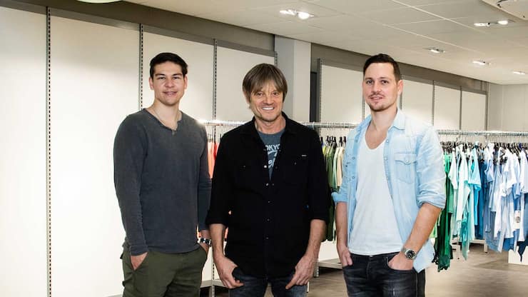 Mathias (l.) und Pascal (r.) sowie Thomas Ullmann (M.) vor einem Chicorée-Store.